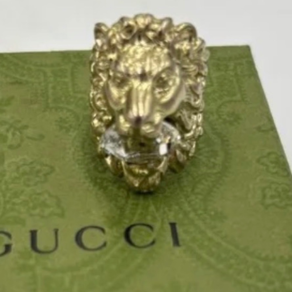 Gucci iconic lion head Ring with crystal size 7.5 made in Italy